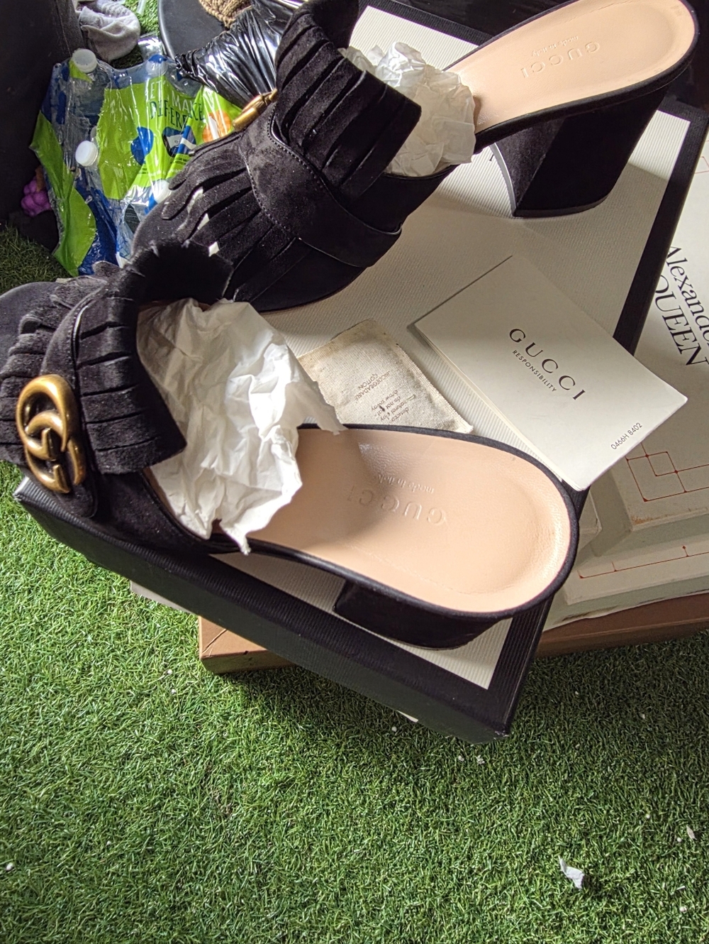 Gucci Black and Gold Mules with Luxurious Emblem - Picture 7 of 15